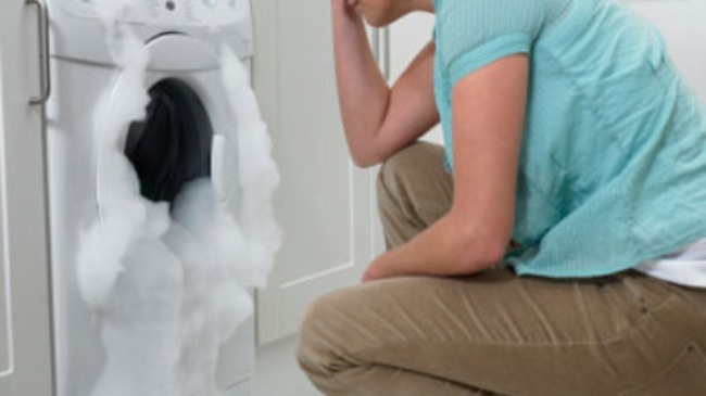 Nhiều bột giặt, nước xả có hại cho máy giặt