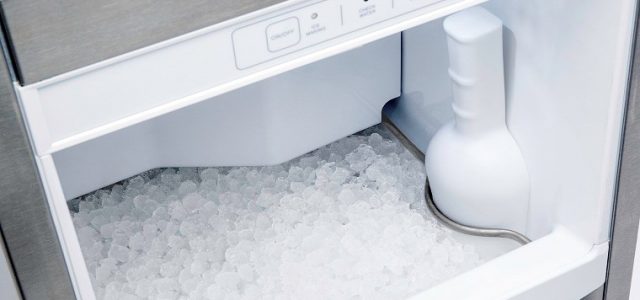 nugget-ice-in-machine-with-door-open_gkgp